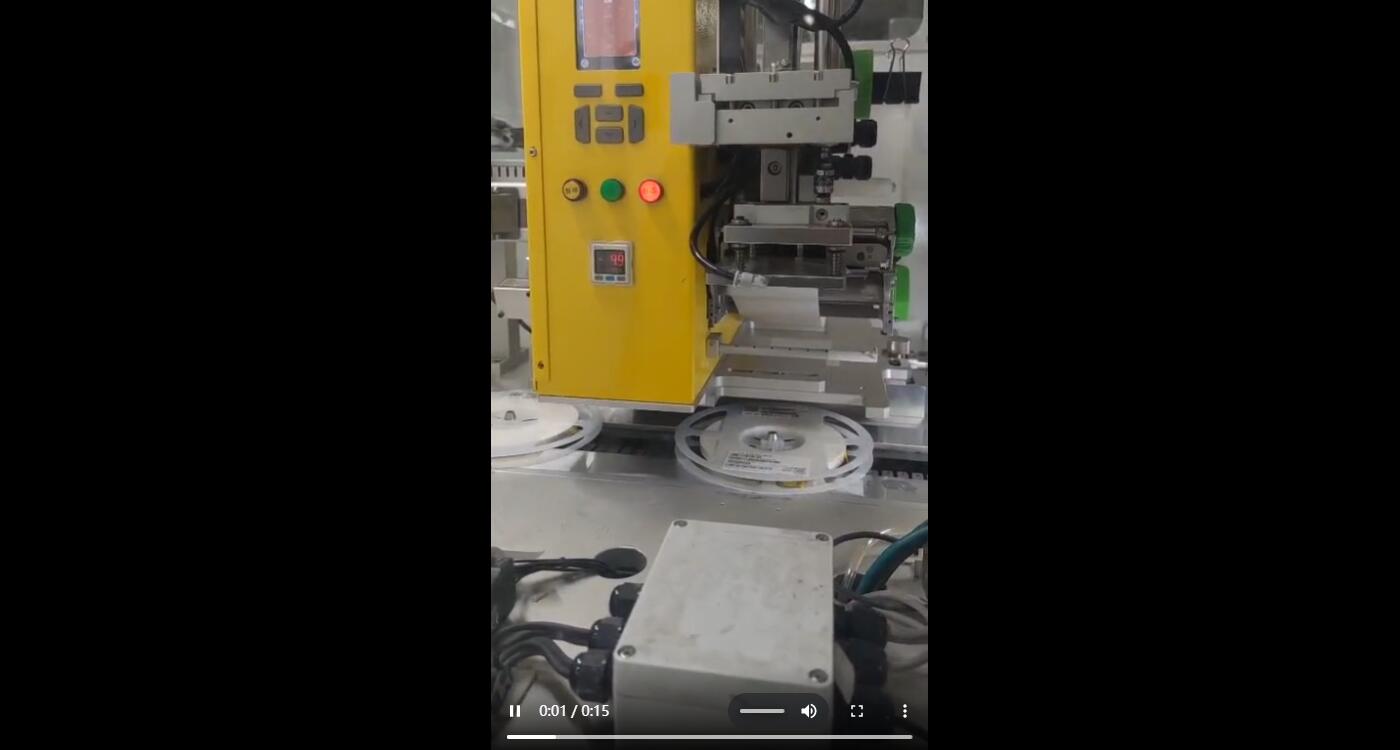 自動貼標機流水線從上往下貼